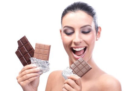 Человек ест шоколад