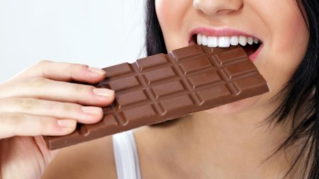 Что будет если съесть просроченный шоколад