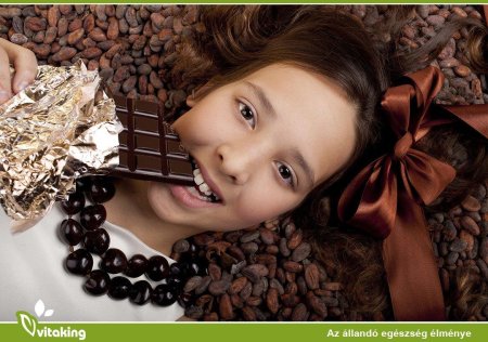 Девочка ест шоколад