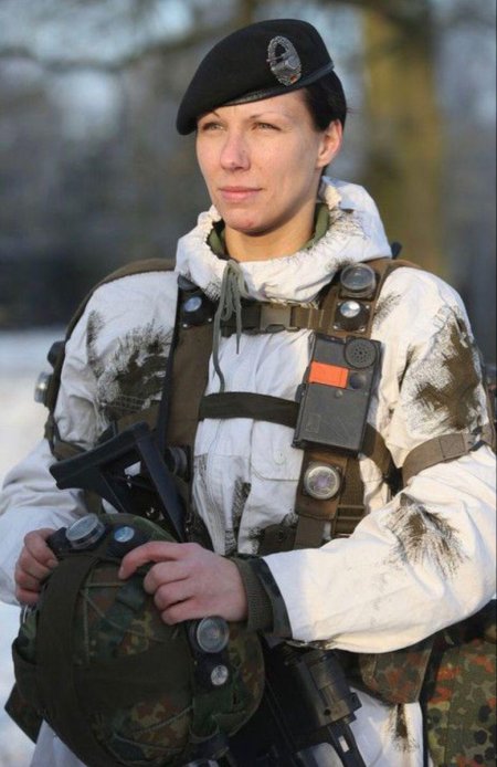 Девушка спецназ