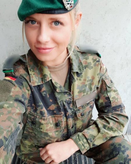 Девушка военная