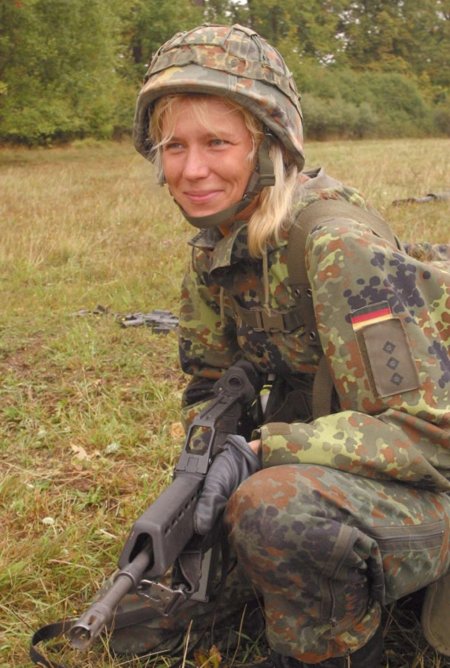 Женщина военная
