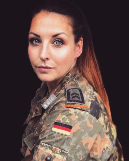 Женщина солдат