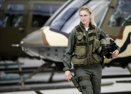 Женщина военная