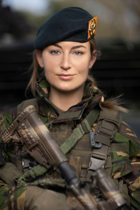 Женщина военная