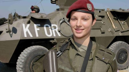 Девушка в военной форме