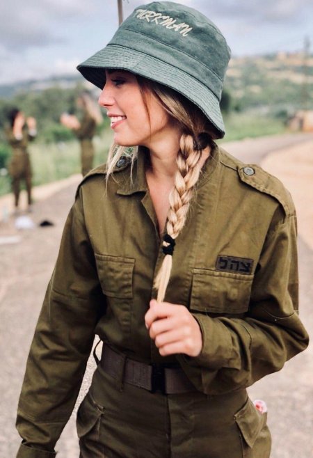 Девушка в военной форме