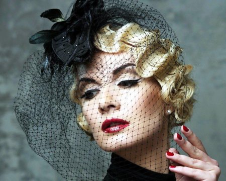 Дама в шляпке с вуалью