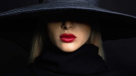Женщина в шляпе без лица