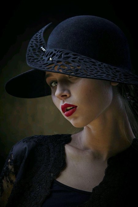 Женщина в шляпке