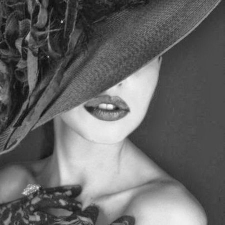 Девушка в шляпе