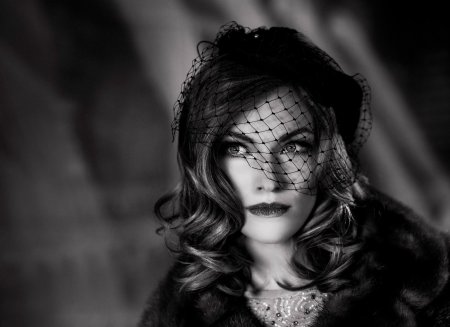 Женщина с вуалью жутко