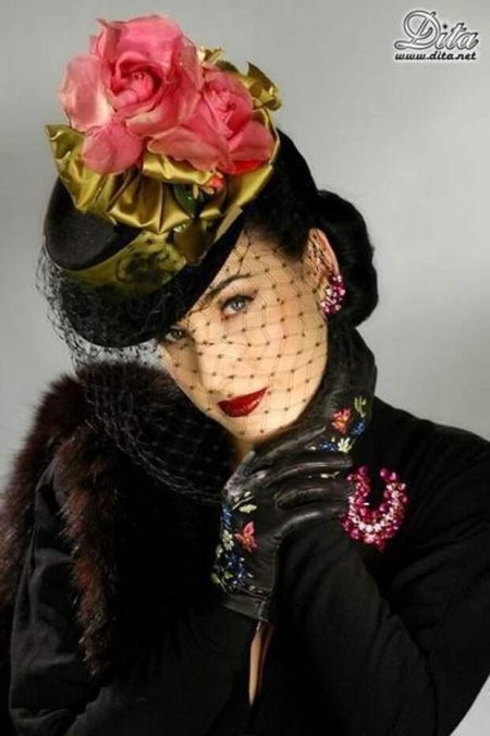 Дама в шляпке