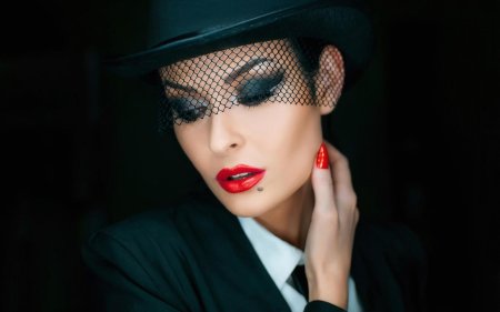 Дама в шляпке с вуалью