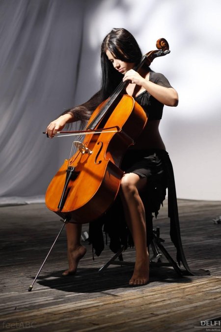 Девушка с виолончелью