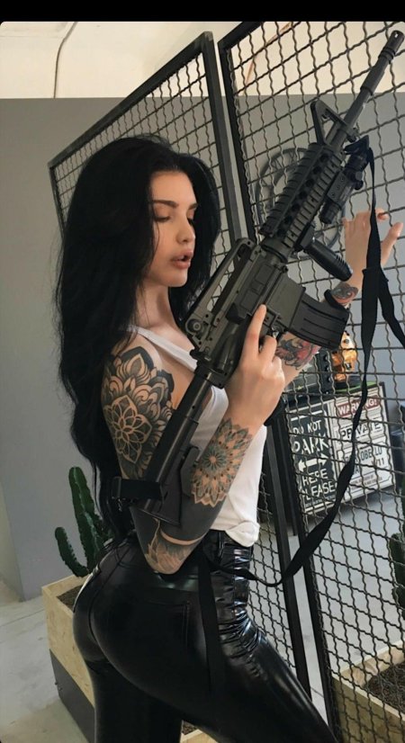 Девушки с автоматами