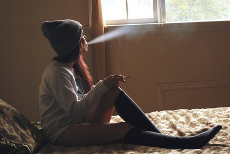 Девушка курит сигарету