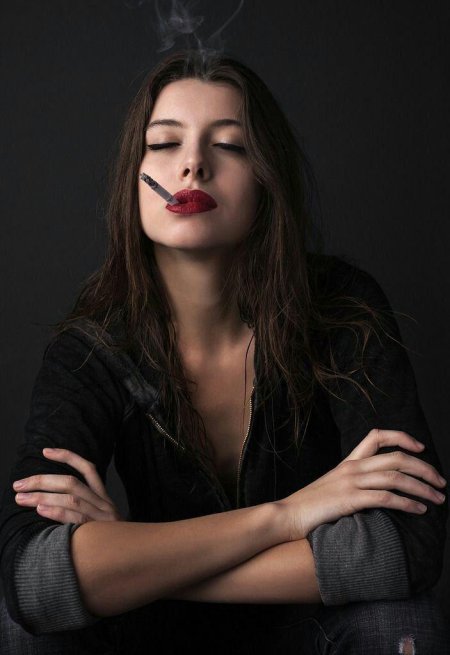Девушка с сигаретой