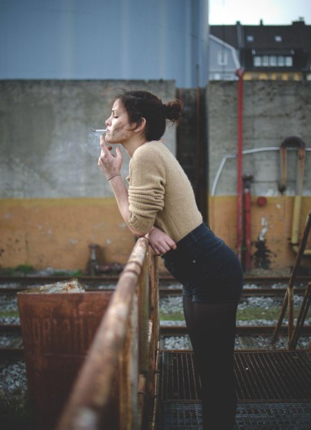 Девушка курит на улице