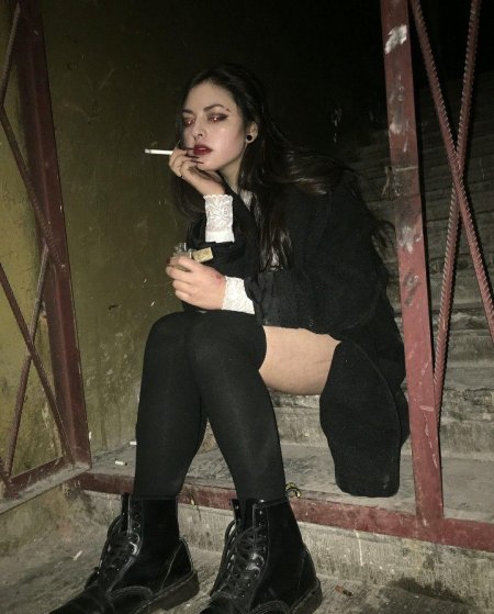 Девушка курит гот