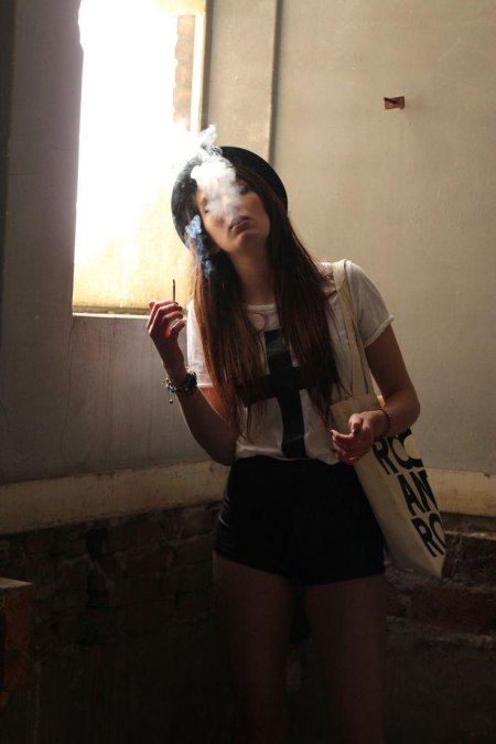 Курящие девочки в школе