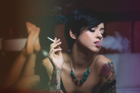 Девушка с татуировкой и сигаретой