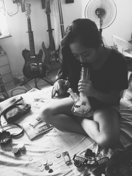 Девушка с бонгом