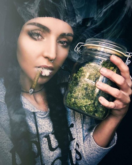 Девушка с марихуаной