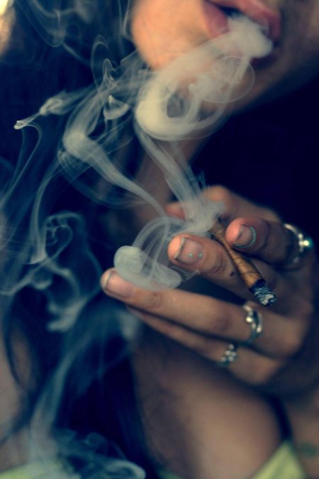 Девушки с дымом сигарет