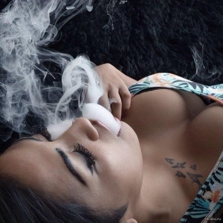 Девушка с вейпом