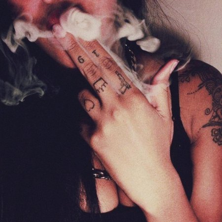 Девушка курит