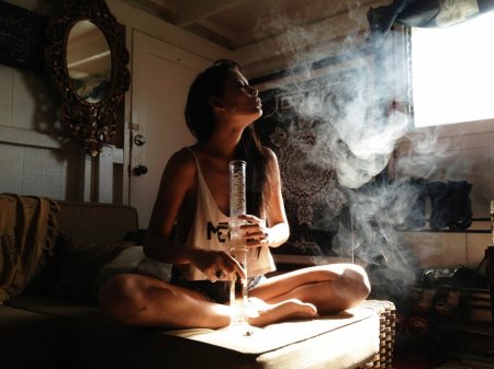 Девушка курит бонг