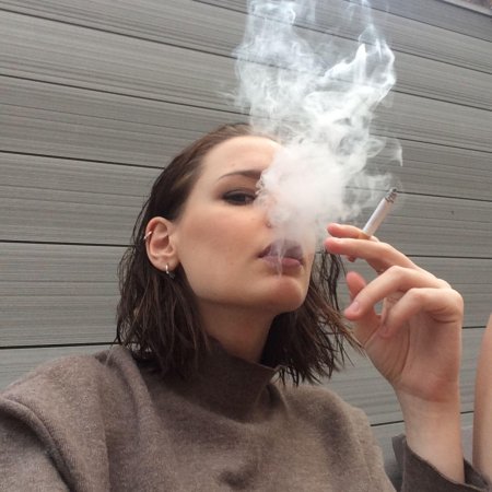 Курящая девушка
