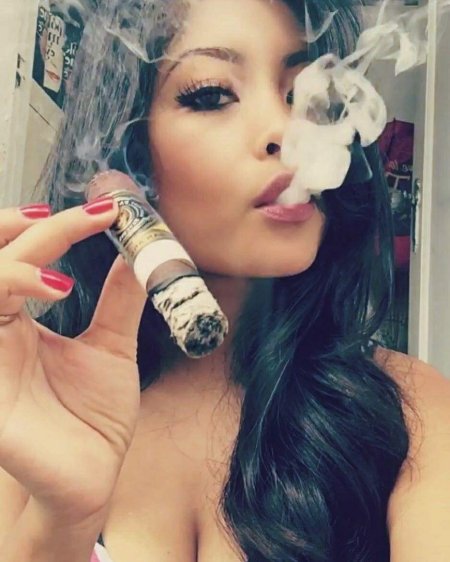 Девушка с сигарой