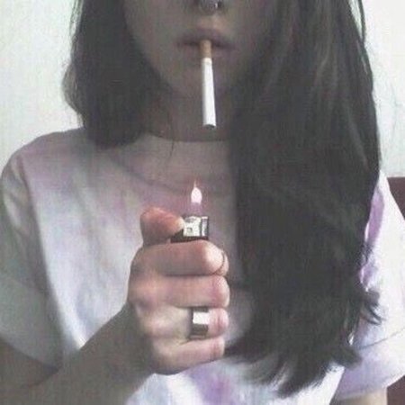 Девочка с сигаретой