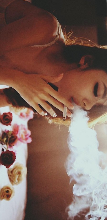 Девушка в дыму