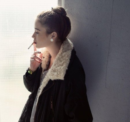 Девушка курит