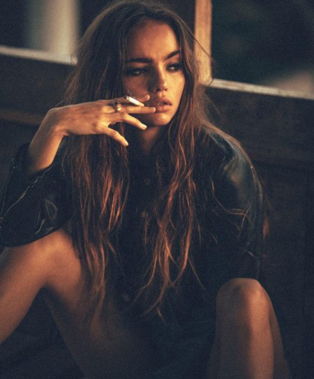 Фотосессия с сигаретой для девушки