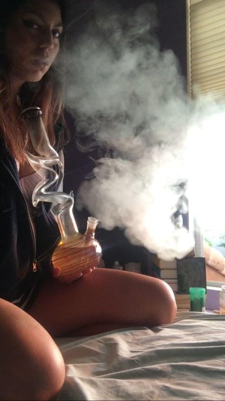 Девушка с кальяном