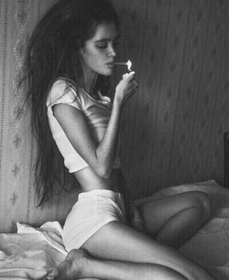 Курящая девушка