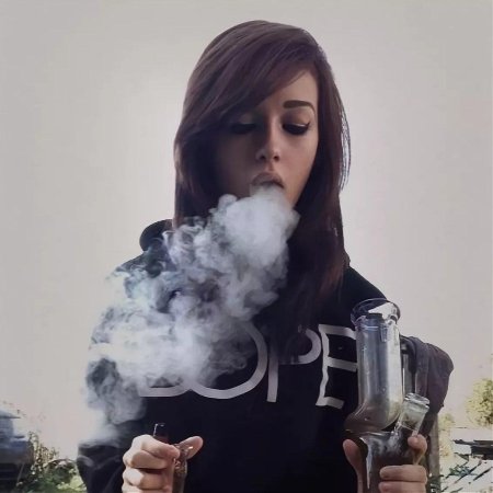 Девушка и бонг