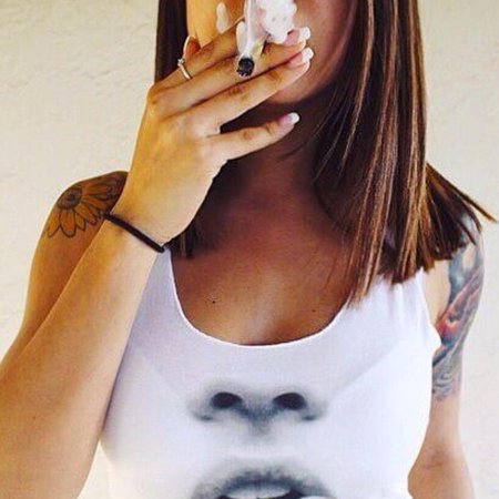 Девушка курит вейп