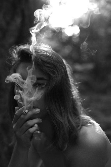 Курящая девушка