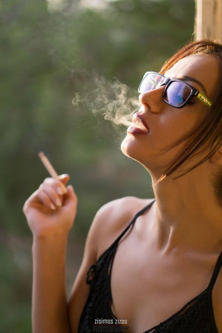 Курящая девушка