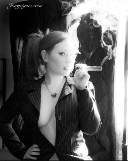 Женщина с сигарой