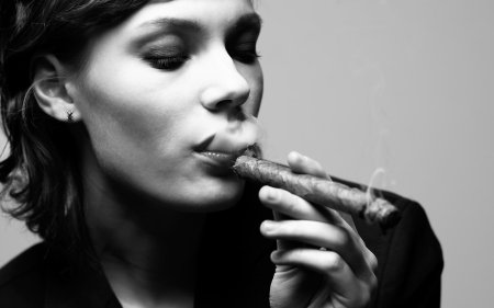Курящая элегантная женщина