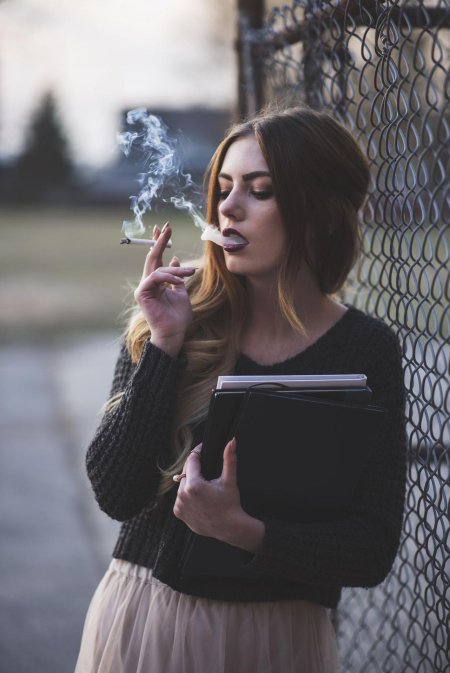 Девушка курит сигарету