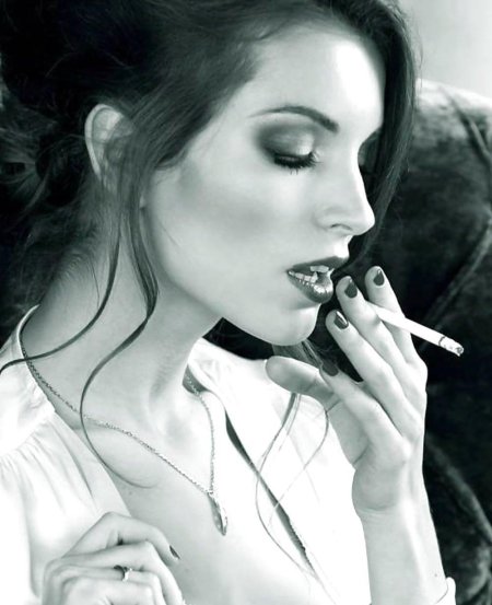 Красивая девушка с сигаретой