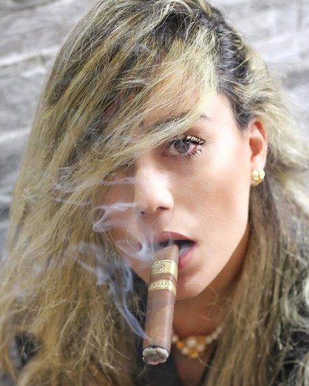 Девушка с сигарой