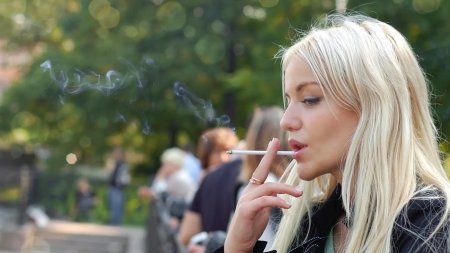 Блондинка с сигаретой